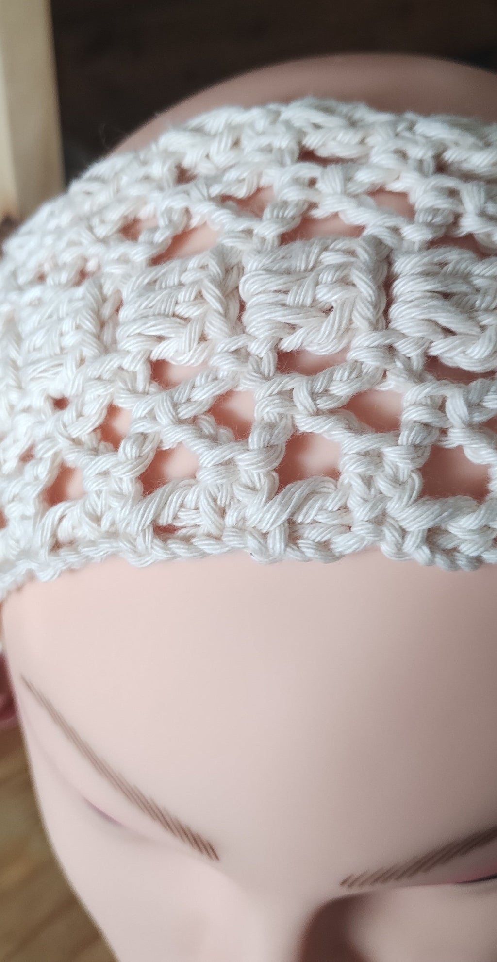 Hand-crocheted cream headband with openwork pattern on mannequin, Croch'pelotes accessory